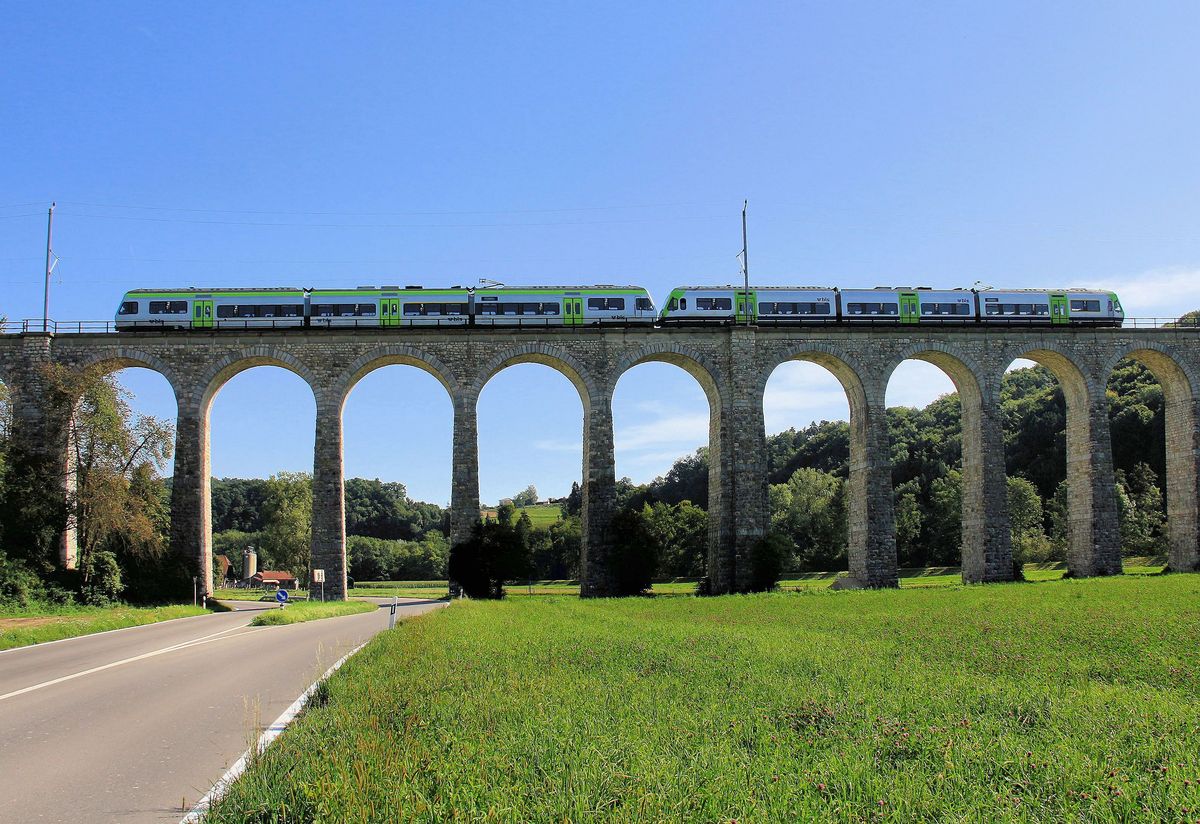 Zwei nur dreiteilige BLS RABe 525  NINA , links im neuen, rechts im alten Anstrich. Saaneviadukt, Strecke Bern - Neuchâtel. 15.August 2017.  