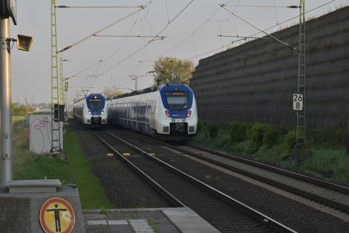 Zwei NX RE7 begegnen sich hier bei Allerheiligen, der Linke 375 ist auf dem Weg nach Krefeld Hbf und der Rechte 866 ist nach Solingen Hbf unterwegs. Genau weiter als nach Solingen Hbf geht es nicht wegen der Baustelle in Wuppertal. Sonntag den 23.4.2017