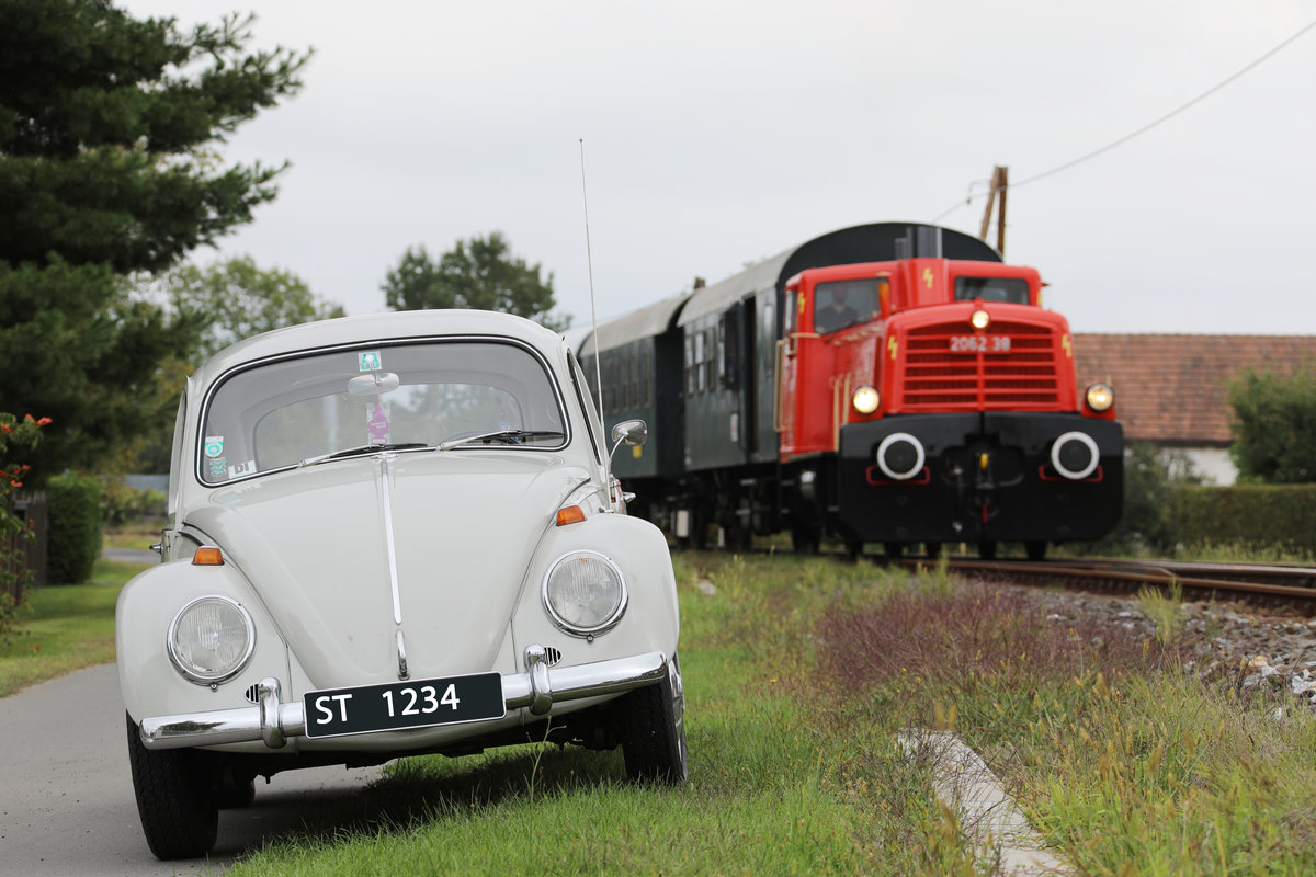 Zwei Oldies auf einen Fleck ,...
Dank dem Netten Besitzer des Käfers gelang diese Aufnahme im Bahnhof Mureck. 
Nicht umsonst ist er Stolz auf den guten alten VW , so ist er doch das Familiensilber schlechthin. 
Das erste Auto der Familie und dazu wunderbar Restauriert. 
Da rückt 2062.38 doch mal kurz in den Hintergrund. 

16.09.2017