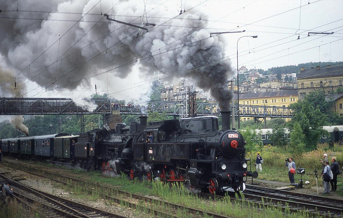 Zwei Oldies mit Volldampf! Tenderlok 423094 und Schlepptender Lok 4342186 machen 
im Bahnhof Prag Smichov mächtig Dampf, um ihren Sonderzug am 2.9.1995 wieder in Fahrt zu bringen.