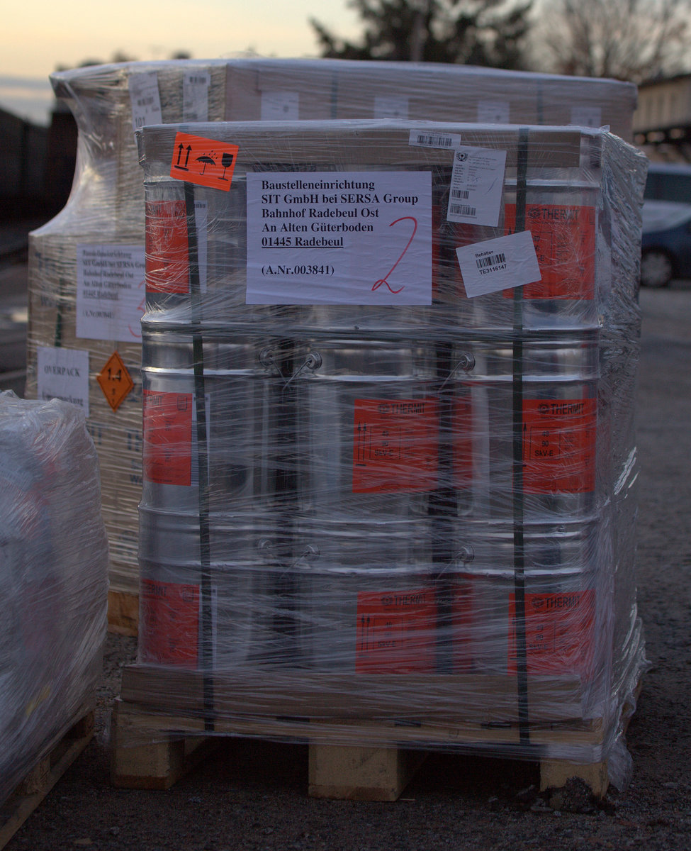 Zwei Paletten mit Thermit sowie Gußformen für die aluminothermische Schienenverschweißung in Radebeul Ost. 14.11.2017 17:21 Uhr.
