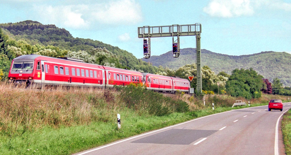 Zwei Pendolini fuhren am 4.9.06 als RE nach N�rnberg unter der Signalbr�cke bei Strecken-km 29,7 Richtung Pegnitz bzw. 2,0  Richtung Amberg hindurch.