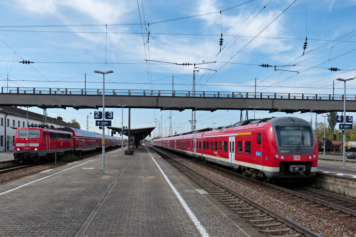 Zwei Personenzüge aber keine Leute auf den Bahnsteigen und blauer Himmel, das gelang mir bisher kaum in Plattling. 03.10.2015