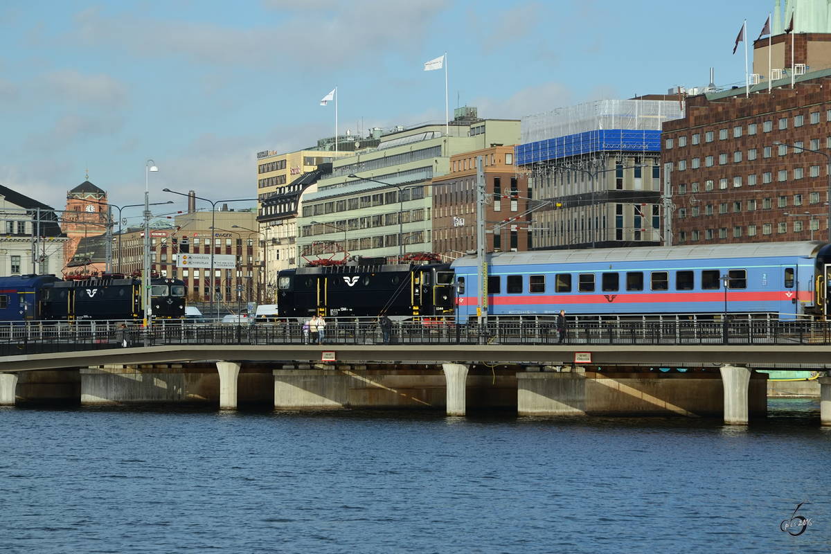 Zwei Personenzüge in der Nähe des Bahnhofes Stockholm Central im Oktober 2011.