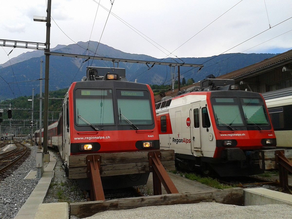 Zwei RABDe 560 am 22.7.2015 abgestellt im Bahnhof Brig.