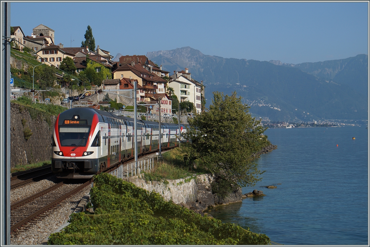 Zwei RABe 511 als RE 3232 von Vevey nach Genève bei St-Saphorin.
31. August 2015