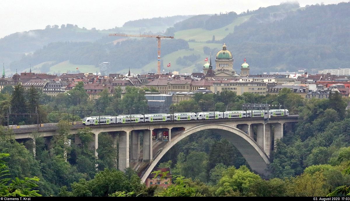 Zwei RABe 515 (MUTZ | Stadler KISS) sind unterwegs auf dem Lorraineviadukt in Bern (CH), mit dem Bundeshaus im Hintergrund.
Aufgenommen vom Parc Café Innere Enge.

🧰 S-Bahn Bern (BLS AG)
🚝 S3 Bern Weissenbühl (CH)–Biel/Bienne (CH)
🕓 3.8.2020 | 17:03 Uhr