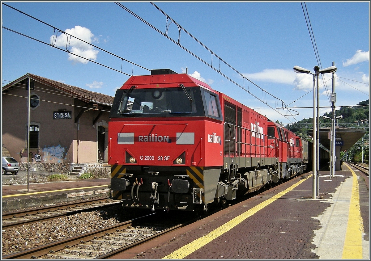 Zwei RailioN G 2000 donnern mit einem langen Containerzug Richtung Norden.
(1200px Version) 
Stresa, den 13. Juni 2008 