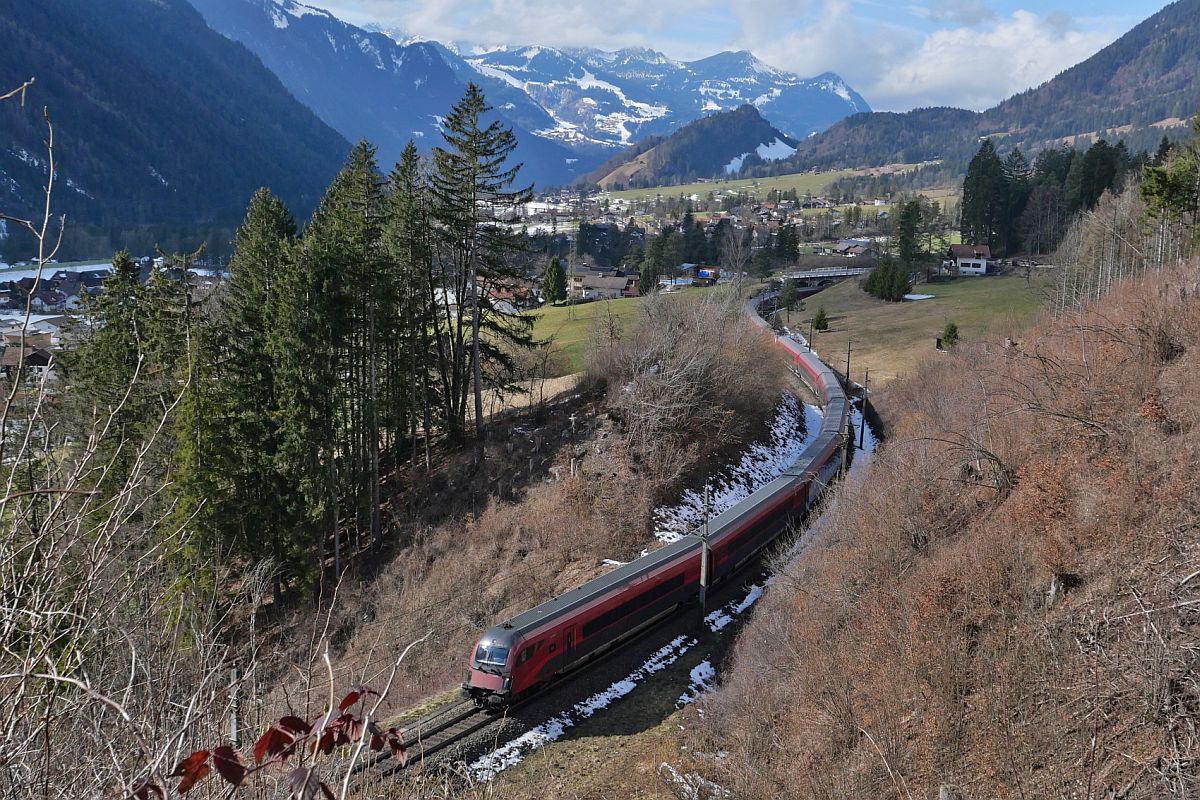 Zwei Railjet-Garnituren fahren als RJX 165, Zürich - Budapest, am 19.02.2023 bei Braz die Arlbergbahn Westrampe hinauf