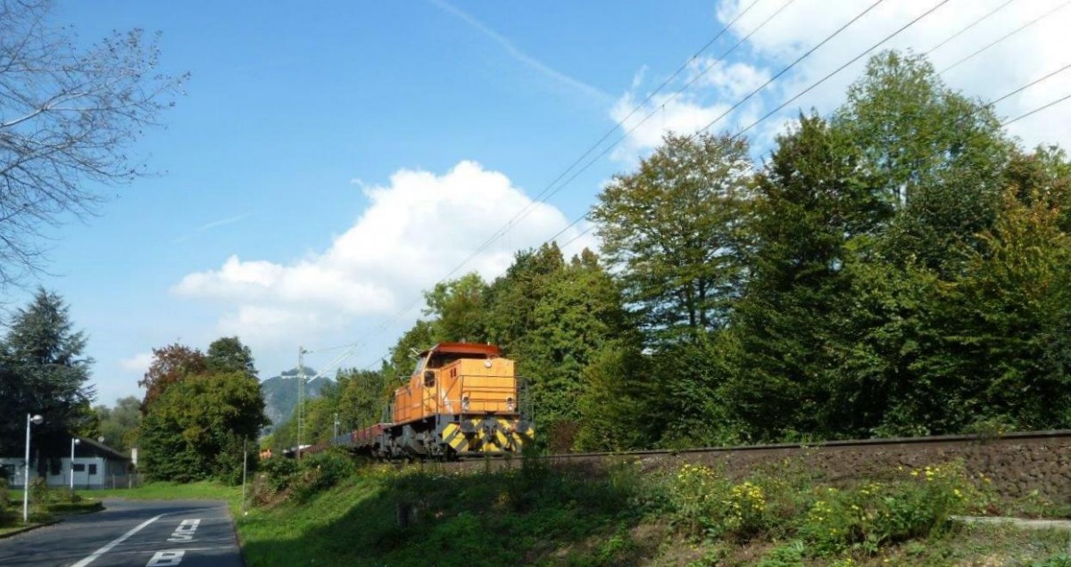 Zwei Rangierloks von der Bocholter Eisenbahngesellschaft kommt mit einem Aluminiumzug aus Spellen nach Koblenz und fährt durch Bad-Honnef am Rhein in  Richtung Koblenz bei schönem Sonnenschein am Nachmittag vom 2.10.2014.
