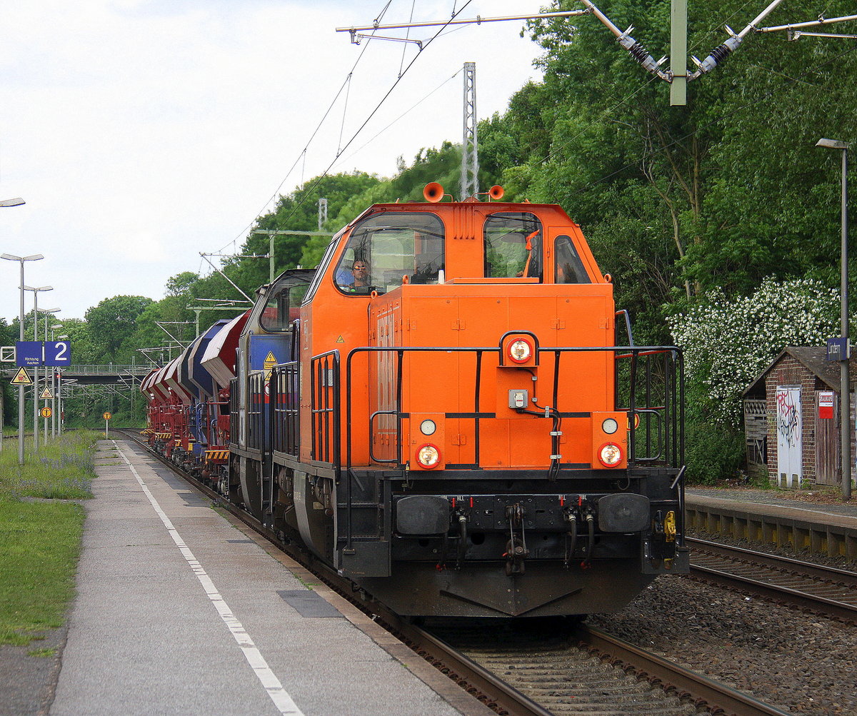 Zwei Ranigerloks von BBL kommen mit einem Schotterzug aus Neuss nach Stolberg-Rheinland-Gbr und fahren durch Lindern in Richtung Süggerath,Geilenkirchen,Frelenberg,Zweibrüggen,Übach-Palenberg,Rimburg,Finkenrath,Hofstadt,Herzogenrath, Kohlscheid,Richterich,Laurensberg,Aachen-West,Aachen-Schanz,Aachen-Hbf,Aachen-Rothe-Erde-Eilendorf,Stolberg-Hbf-Rheinland.
Aufgenommen vom Bahnsteig 2 in Lindern. 
Bei Sommerwetter am Abend vom 24.5.2017.