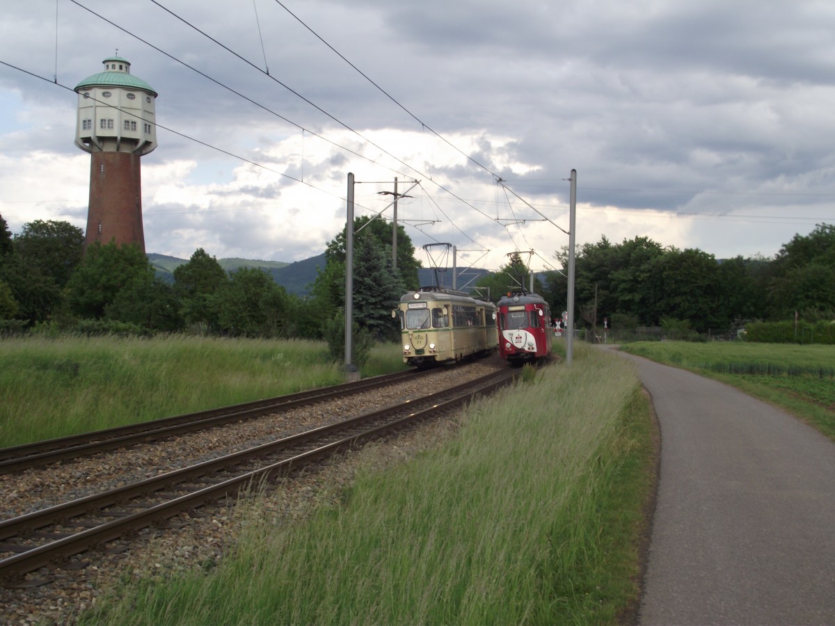 Zwei Rastätter treffen sich am Abend des 15.05.11 bei Edingen am Wasserturm als Ende zur IGN Sonderfahrt 100 Jahre OEG