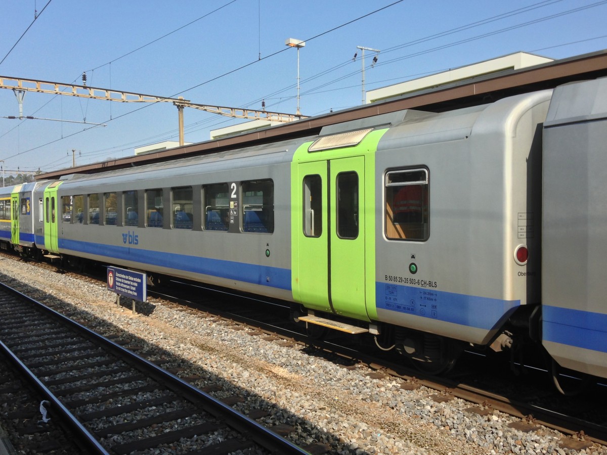 Zwei der RBDe 566I Zwischenwagen (B 502+B 503) wurden in die neue BLS Lackierung um gespritzt. Heute werden sie in RBDe 566 II Pendeln eingesetzt. So werden sie wahrscheinlich die RBDe 566I berleben. Im Bild ist der B 50 85 29-35 503-6 in Lyss, 10.03.2014.