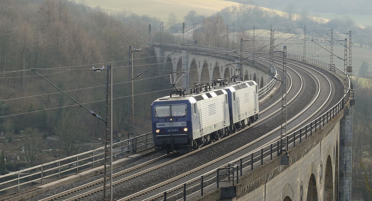 Zwei RBH-143er überqueren den Bekeviadukt in Altenbeken. Aufgenommen am 24.3.2018 16:58