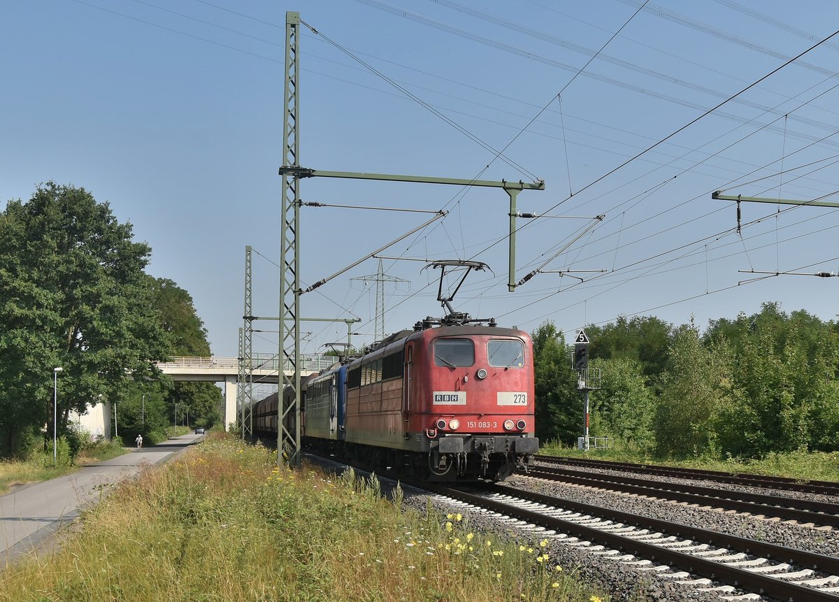 Zwei RBH Loks in Form der 273 und 271 kommen am Sonntag den 22.7.2018 bei Lintorf mit einem Kohlezug gen Ratingen fahrend daher. 