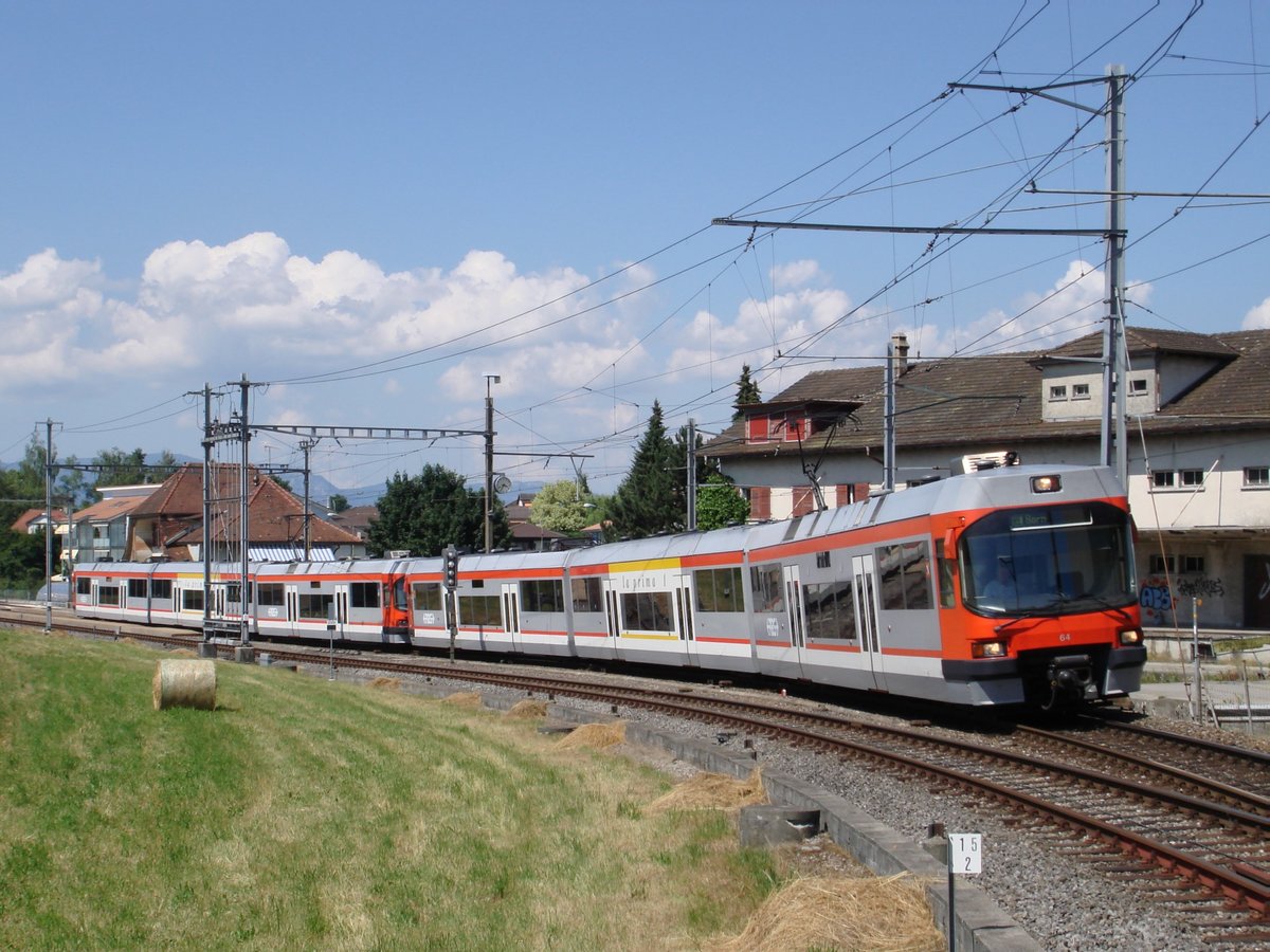 Zwei RBS-ABe 4/12  La Prima  mit der Nummer 64 an der Spitze am 30. Juni 2006 als RE Solothurn-Bern bei der Ausfahrt aus dem Bahnhof Fraubrunnen.