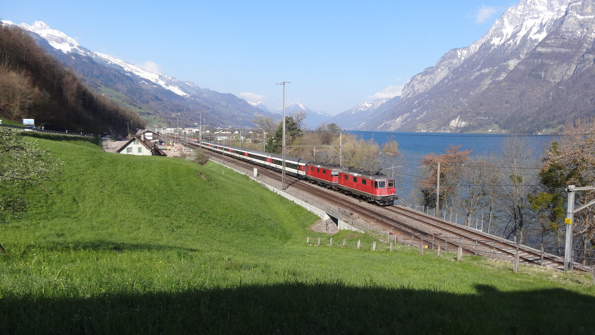 Zwei Re 420 der SBB Personenverkehr, die zweite Lok eine Erstserienlok mit einem Scherenstromabnehmer, zogen am 14. April den EC163  Transalpin  von Zürich HB nach Graz Hbf dem Walensee entlang, hier zwischen Unterterzen und Mols.