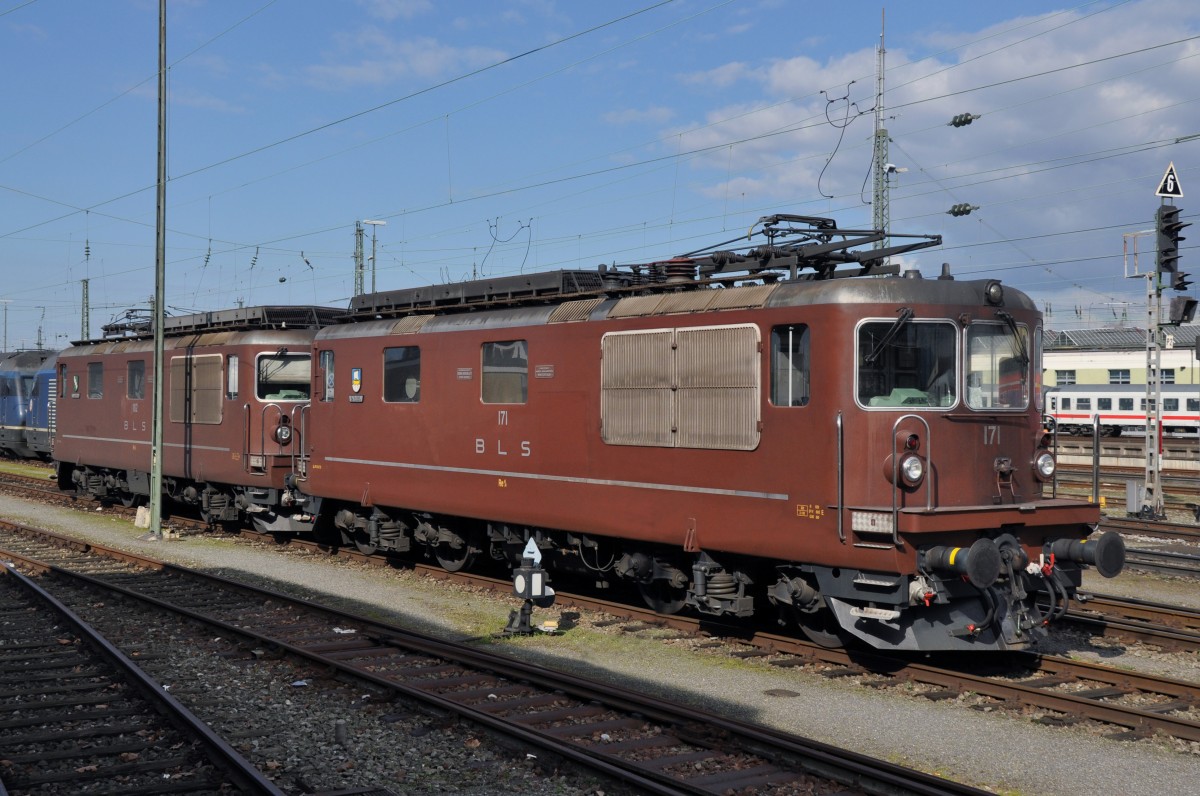 Zwei Re 425 der BLS mit der Betriebsnummern 171 + 182 am Badischen Bahnhof in Basel. Die Aufnahme stammt vom 05.03.2014.