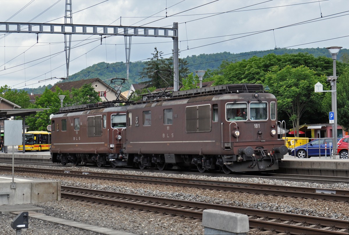 Zwei Re 425 der BLS mit den Nummern 181 und 170 durchfahren den Bahnhof Sissach. Die Aufnahme stammt vom 22.06.2015.