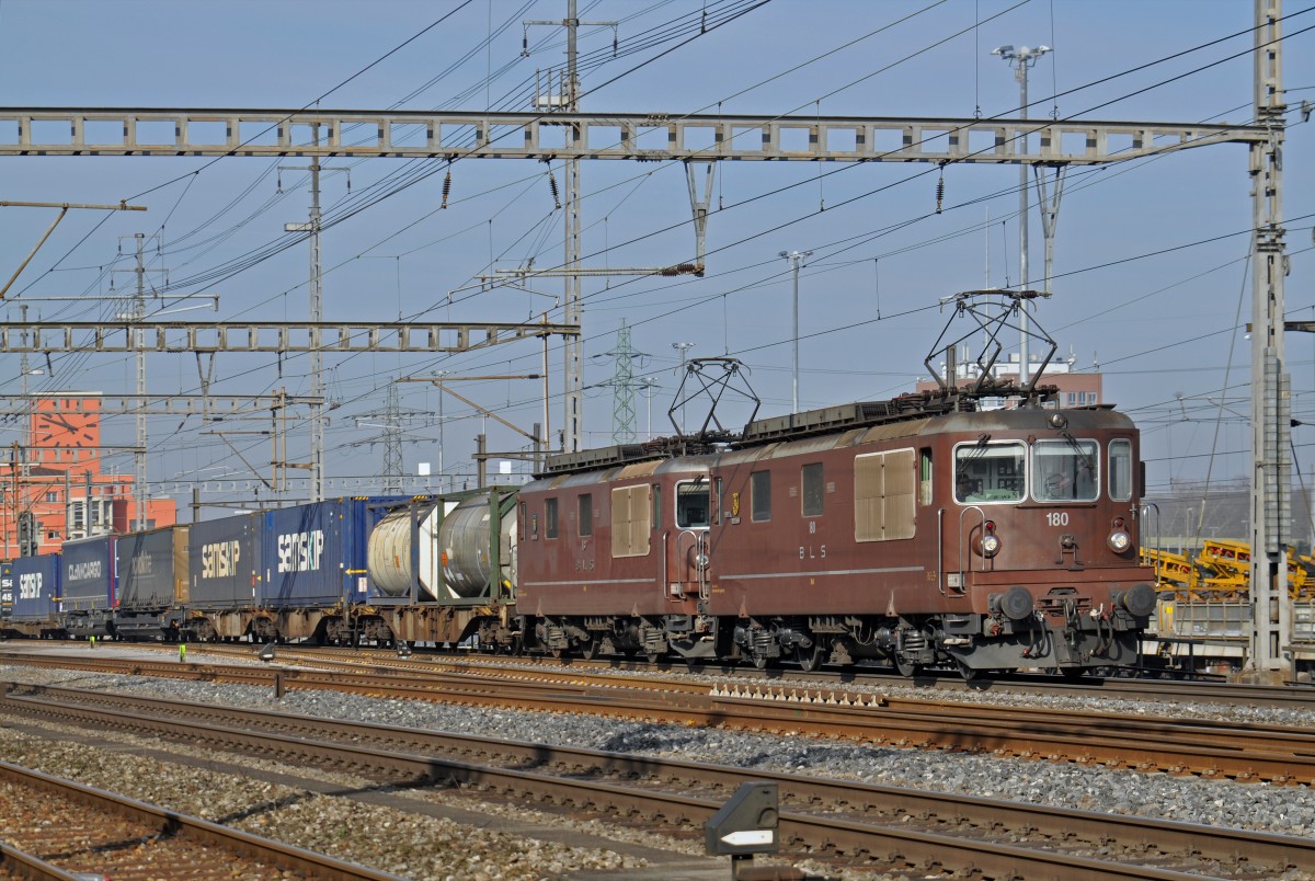 Zwei Re 425 der BLS,180 und 167, durchfahren den Bahnhof Muttenz. Die Aufnahme stammt vom 13.02.2015.