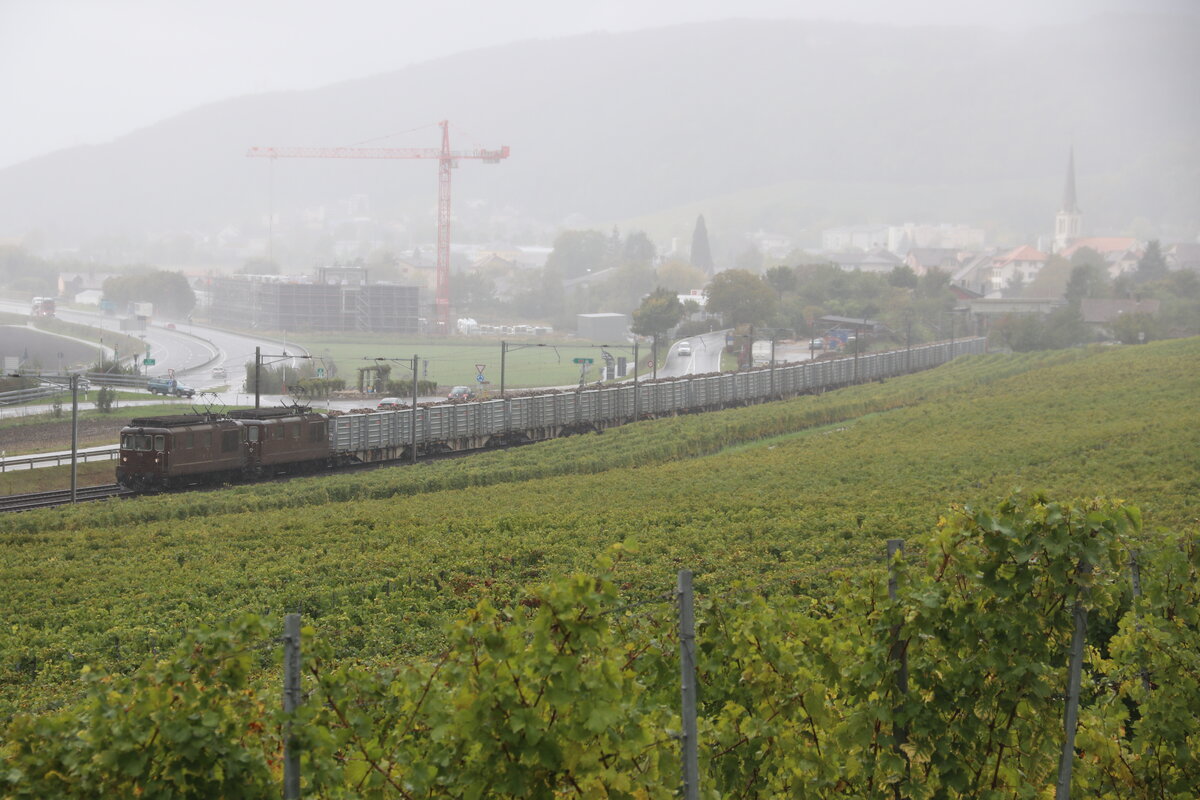 Zwei Re 425 fuhren am 7. Oktober 2020 mit ihrem Zuckerrüben-Zug durch Le Landeron Richtung Aarberg.