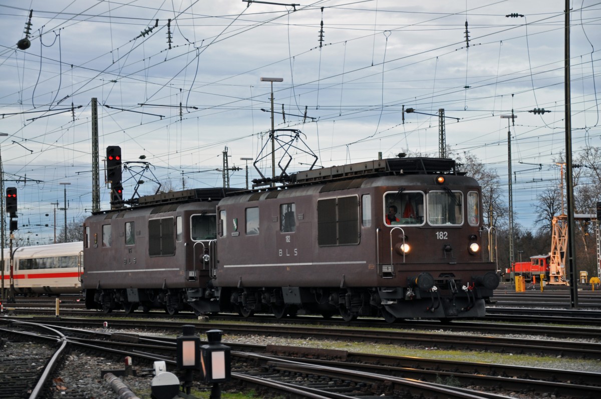 Zwei Re 4/4 der BLS mit der Betriebsnummern 182, 172 am Badischen Bahnhof in Basel. Die Aufnahme stammt vom 06.01.2014.