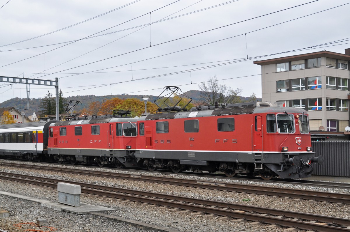 Zwei Re 4/4 II 11146 und 11193 durchfahren den Bahnhof Sissach. Die Aufnahme stammt vom 23.10.2015.