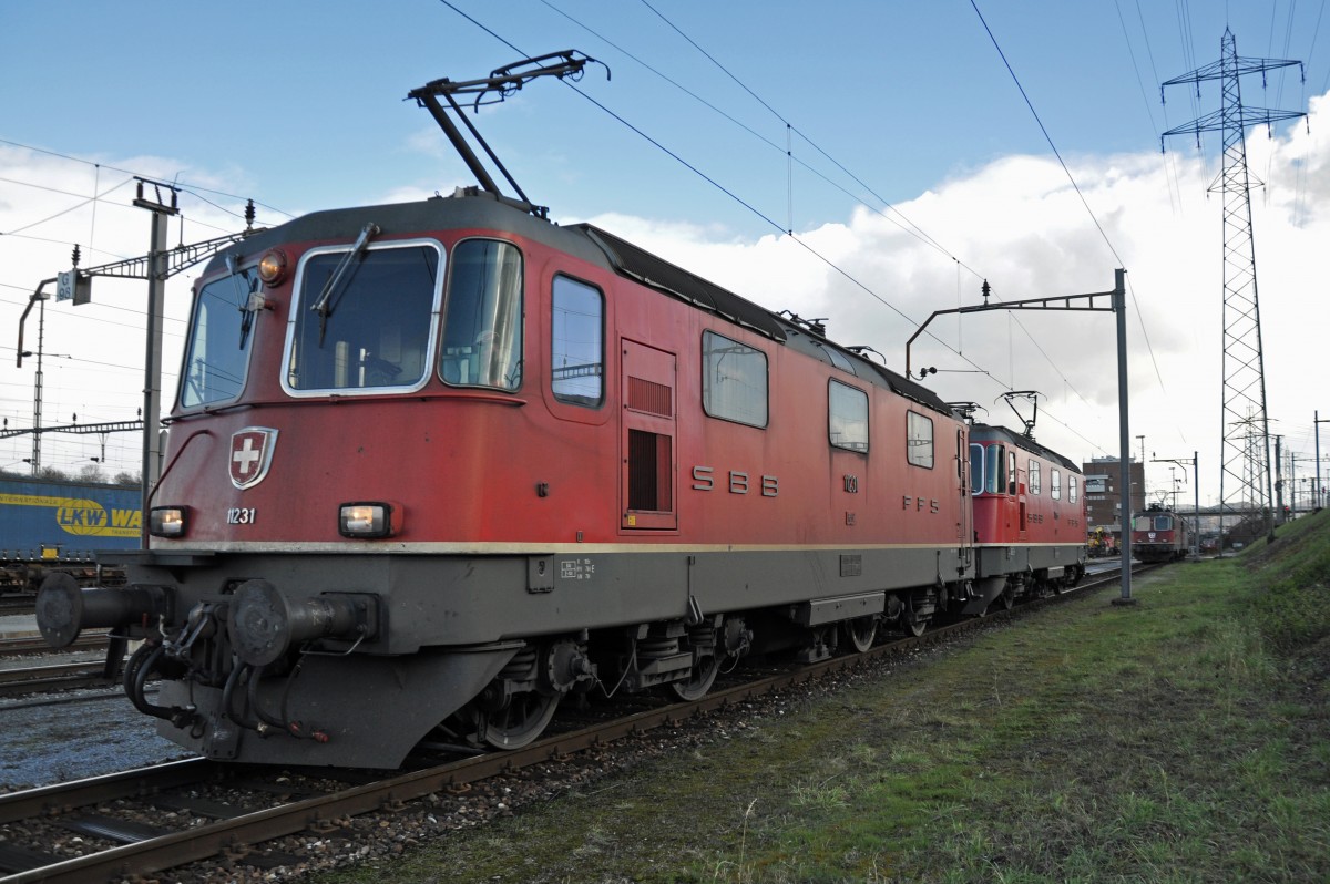 Zwei Re 4/4 II 11231 und 11258 am Güterbahnhof Muttenz. Die Aufnahme stammt vom 27.01.2014.