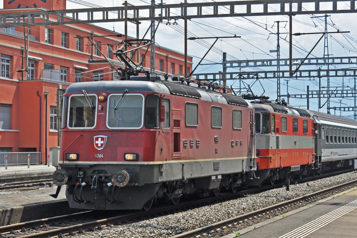 Zwei Re 4/4 II 11304 und 11108 durchfahren den Bahnhof Muttenz. Die Aufnahme stammt vom 27.06.2015.