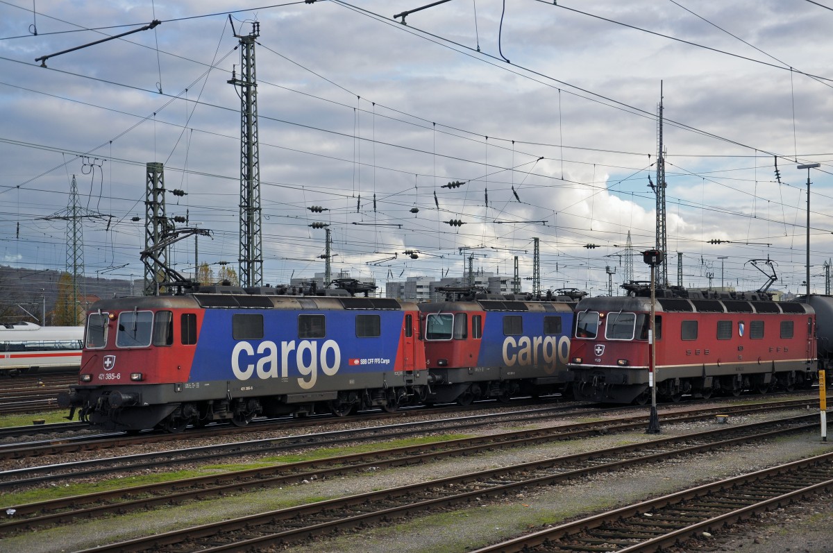 Zwei Re 4/4 II CARGO 421 381-5 und 421 385-6 und die Re 6/6 11623 durchfahren den Badischen Bahnhof. Die Aufnahme stammt vom 19.11.2014.
