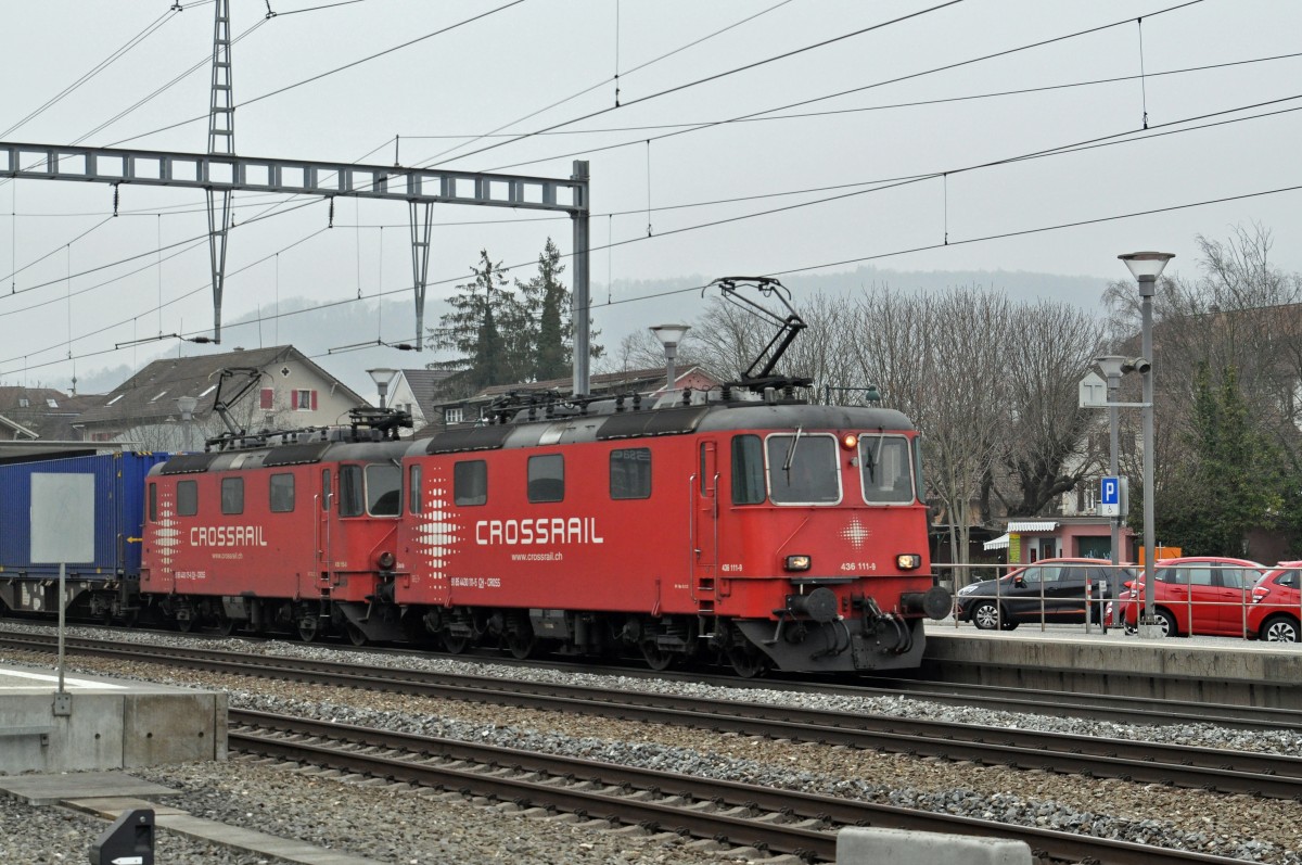 Zwei Re 4/4 II von Crossrail, 436 111-9  Sara  und 436 115-0  Ivon  durchfahren den Bahnhof Sissach. Die Aufnahme stammt vom 17.02.2015.