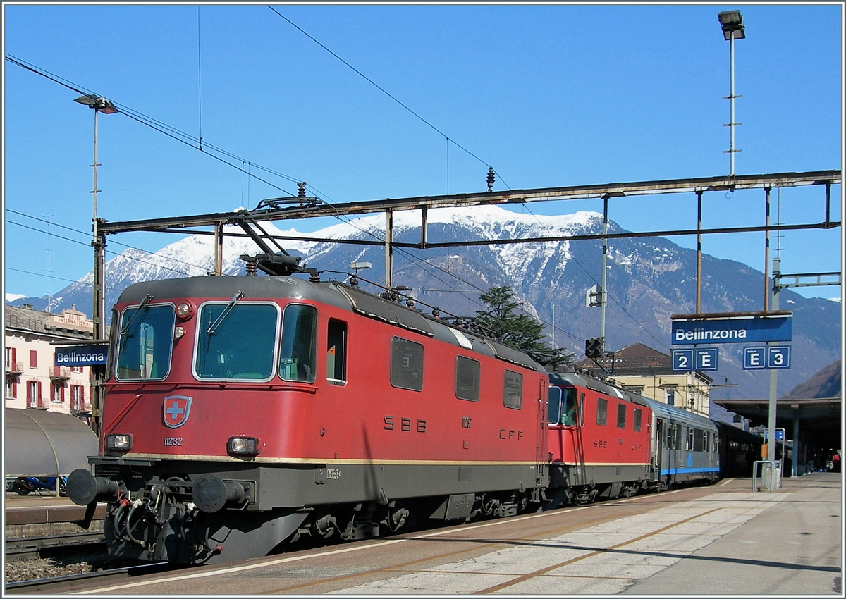 Zwei Re 4/4 II legen mit ihrem Cisalpino Eurocity in Bellinzona einen Halt ein.
13. März 2006