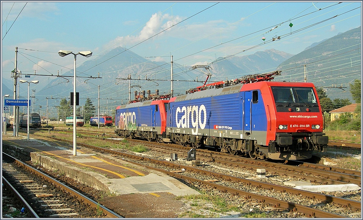 Zwei Re 474 beim Lokwechsel der RoLa in Domodossola am 10. September 2007. 
