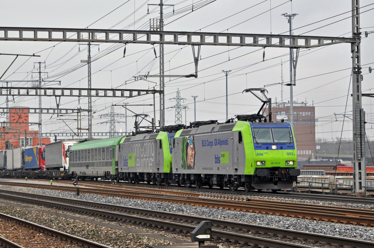 Zwei Re 485, an der Spitze die Re 485 003-8 durchfahren den Bahnhof Muttenz. Die Aufnahme stammt vom 24.01.2015.