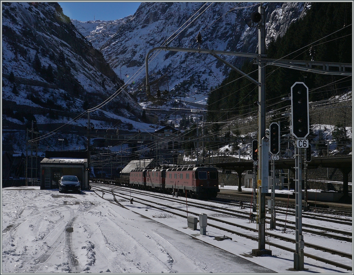 Zwei Re 6/6 mit einer Re 4/4 II in der Mitte erreichen von Süden kommend Göschenen.
22. Jan. 2016