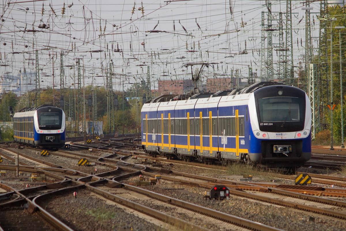 Zwei  Regio S-Bahn  Triebzuge verlassen Bremen Hbf am Anfang der Nachmittag Hauptverkehrszeit. 17.10.2018