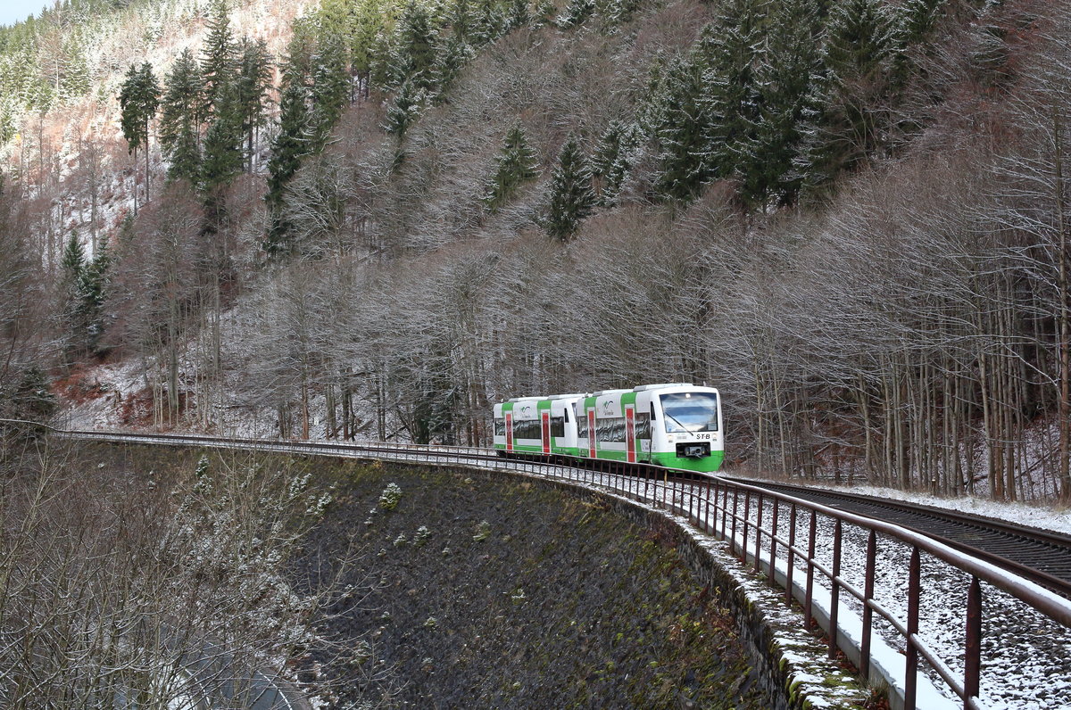 Zwei Regio Shuttle der Erfurt Bahn fahren als STB 44 (Erfurt Hbf - Meiningen) kurz vor dem Bahnhof Gehlberg bergwärts durch den ersten Schnee.

Gehlberg 26. November 2017
