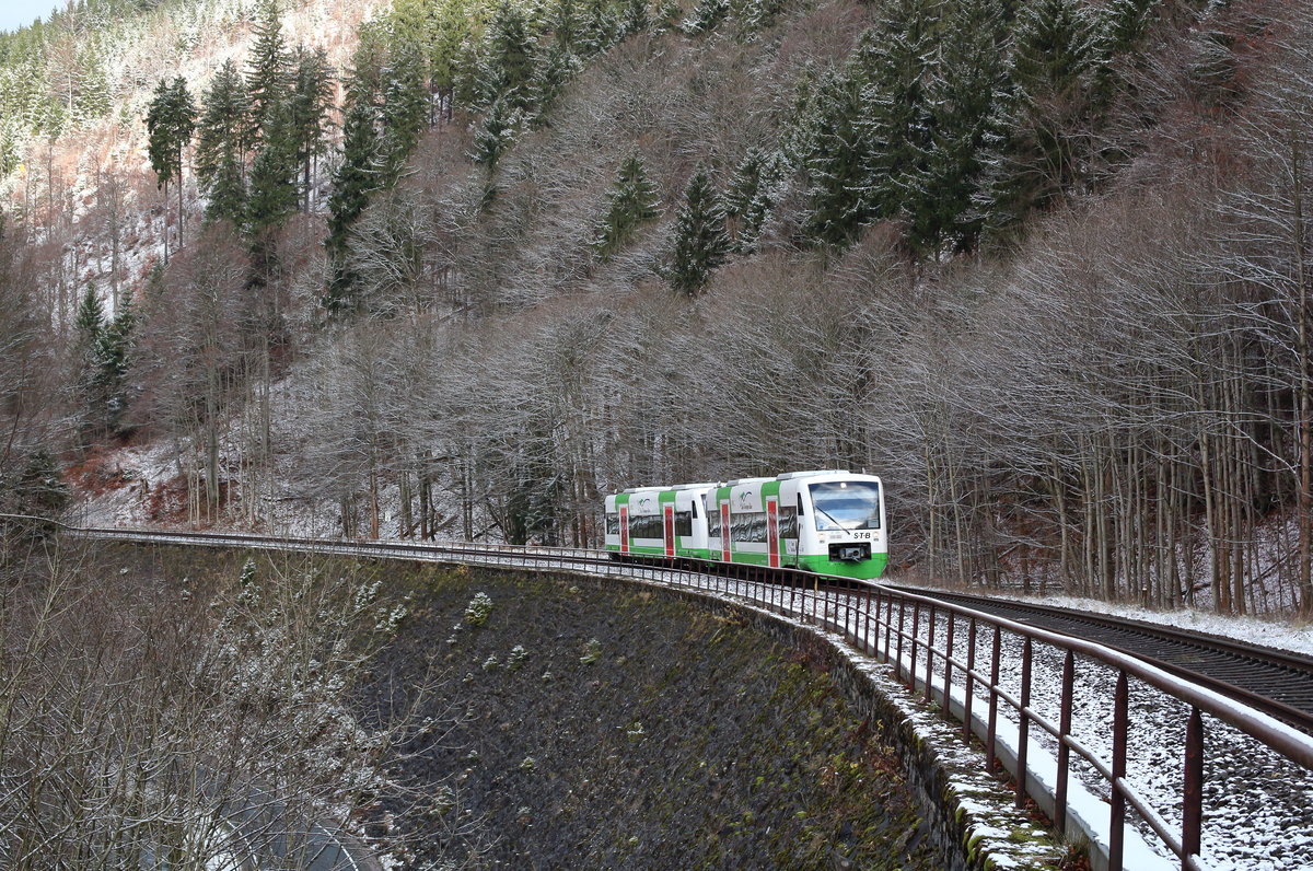 Zwei Regio Shuttle der Erfurt Bahn fahren als STB 44 (Erfurt Hbf - Meiningen) kurz vor dem Bahnhof Gehlberg bergwärts durch den ersten Schnee.

Gehlberg 26. November 2017
