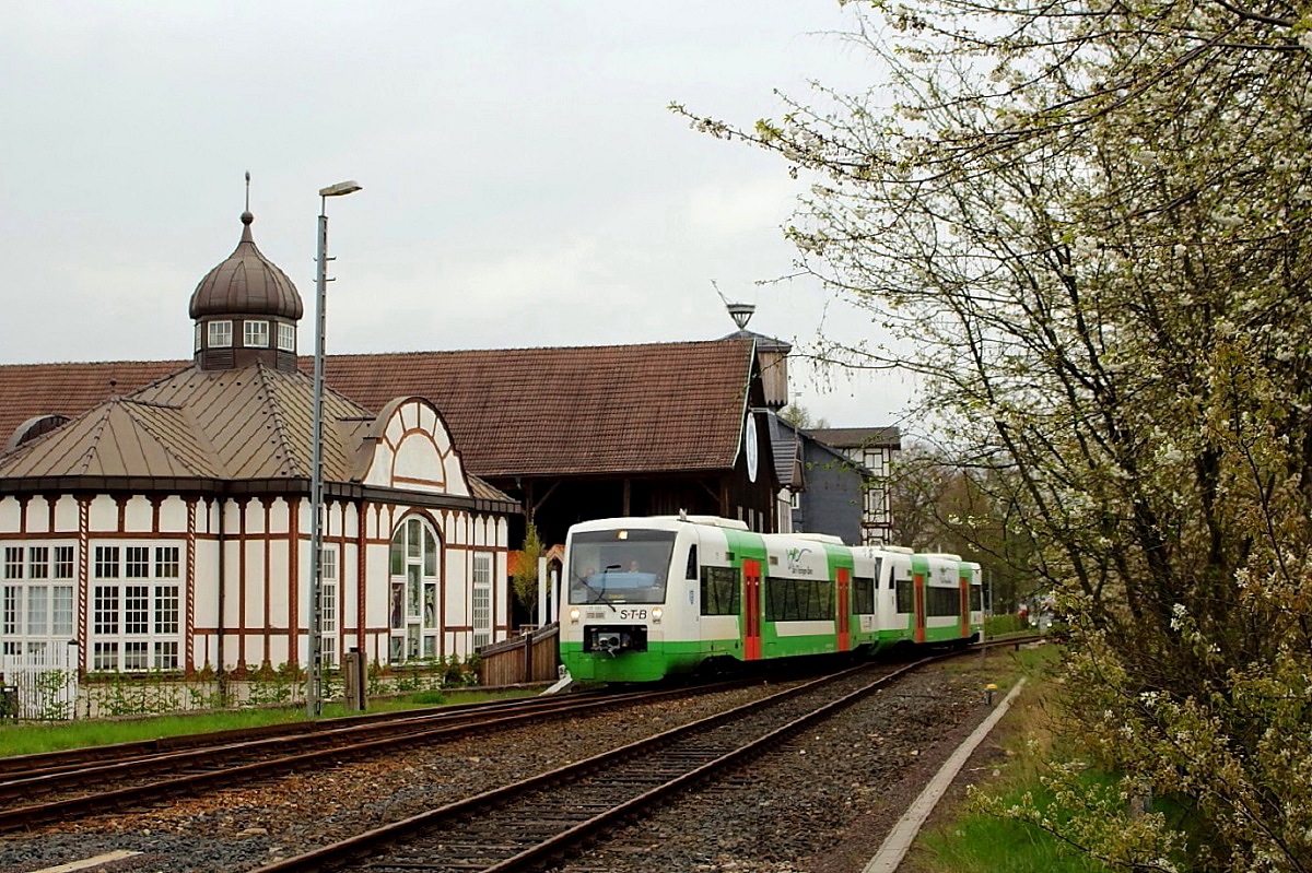 Zwei Regio-Shuttle der Süd-Thüringen-Bahn fahren am 10.04.2014 an den Kuranlagen von Bad Salzungen vorbei
