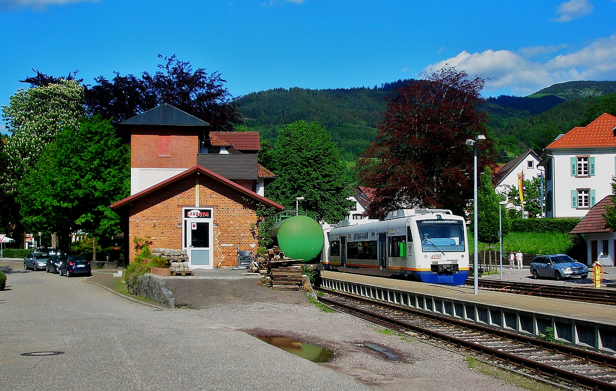 Zwei Regio-Shuttles der Ortenau-S-Bahn am 13.05.2012 im Bahnhof Ottenhöfen