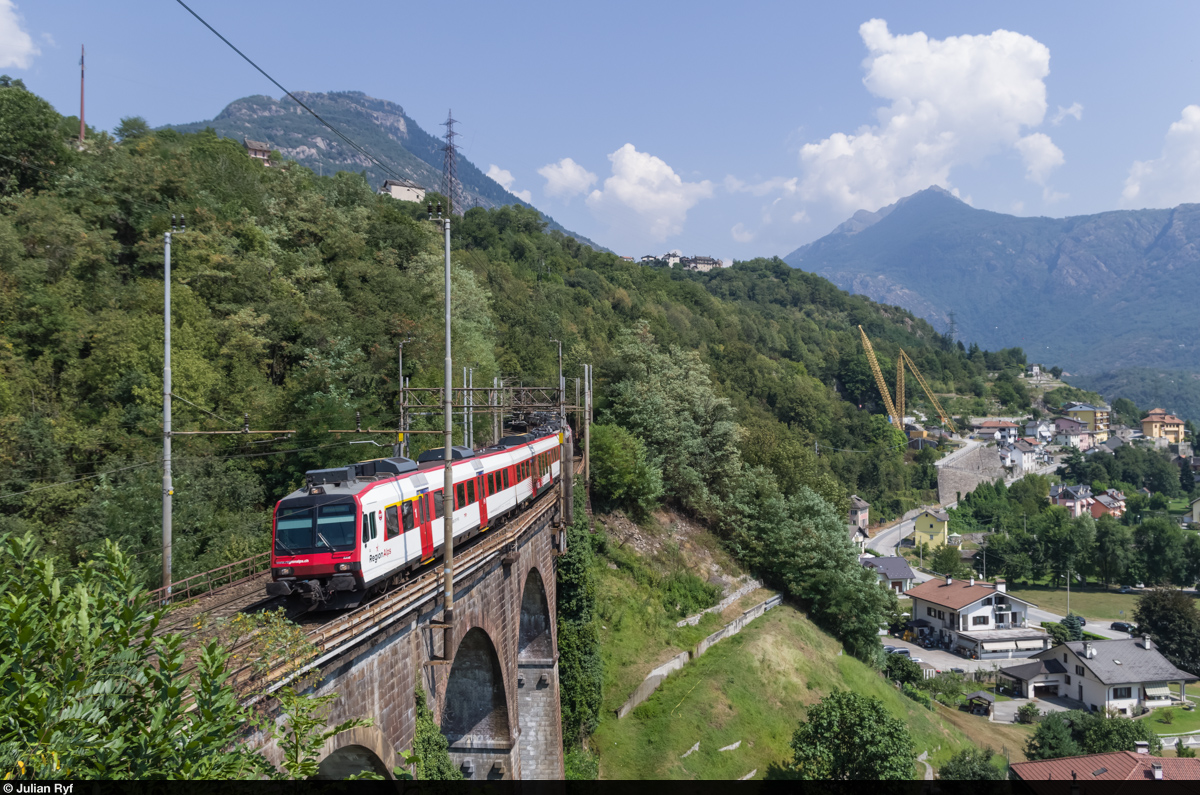 Zwei RegionAlps Domino überfahren am 8. August 2015 die Brücke kurz vor dem Bahnhof Preglia.
