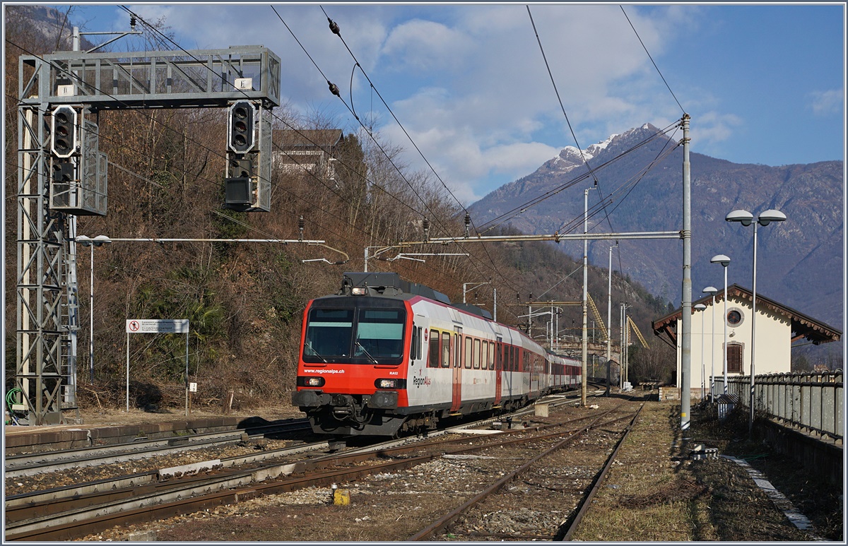 Zwei RegionAlps RBDe 560 sind als IR auf der Fahrt von Brig nach Domodossola unterwegs und wechseln in Preglia von bergseitigen Gleis auf das Talseitige. Das Bild entstand auf
dem Hausbahnsteig, siehe auch Geoposition.

7. Januar 2017