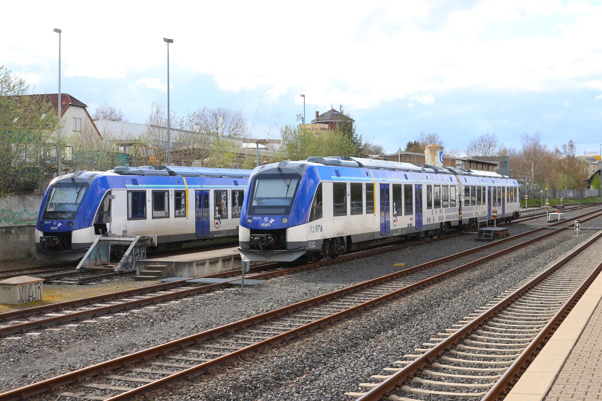 Zwei Regionalverkehr Start Alstom Coradia iLint Wasserstofftriebzüge  am 05.04.24 in Usingen vom Bahnsteig aus fotografiert