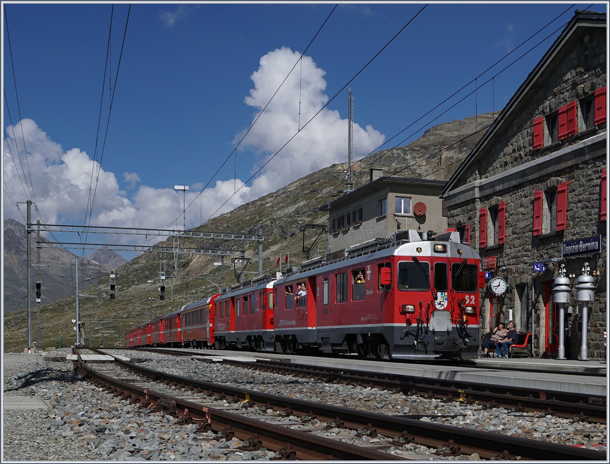 Zwei RhB Bernaina Bahn ABe 4/4 III erreichen mit ihrem Regionalzug 1629 den Bahnhof Ospizio Bernina.
13. Sept. 2016