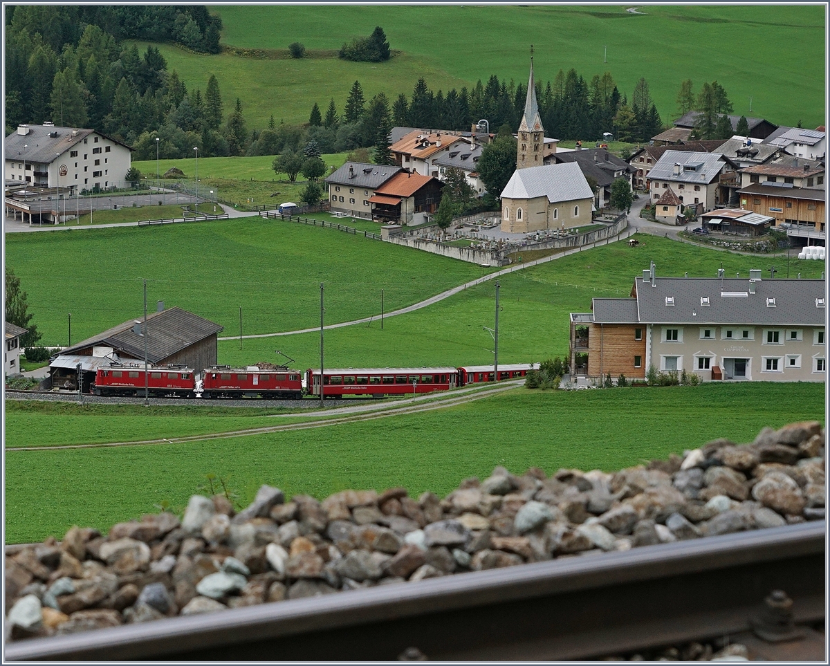 Zwei RhB Ge 4/4 I ziehen kurz nach Bergün einen langen Albulaschnellzug (mit Glacier Express Kurswagen) Richtung St. Moritz. 

11. Sep.t 2016