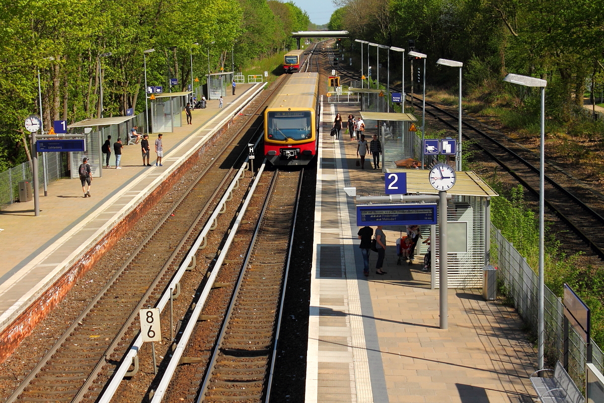 Zwei S-Bahn Triebzüge der BR 481-482 begegnen sich am 21.04.2018 in der Station Biesdorf.