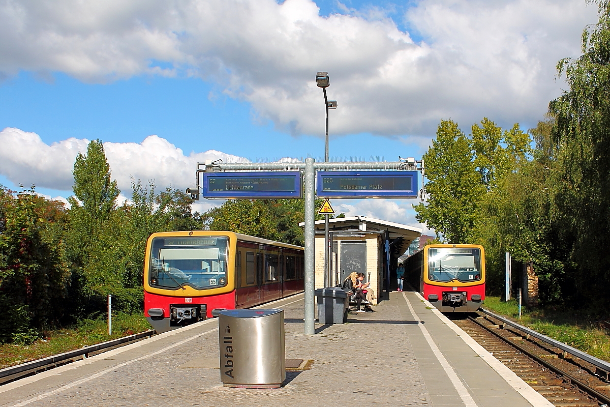 Zwei S-Bahnen der BR 481-482 begegnen sich am 27.09.2015 am S-Bahnhof Yorckstraße.
Man könnte denken, ganz weit draußen, ist nur zwei Stationen vom Potsdamer Platz entfernt.
