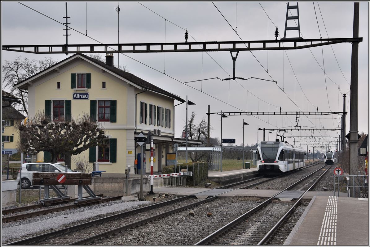 Zwei S8 mit Thurbo GTW 763-8 und 776-0 kreuzen sich in Altnau. (27.02.2018)