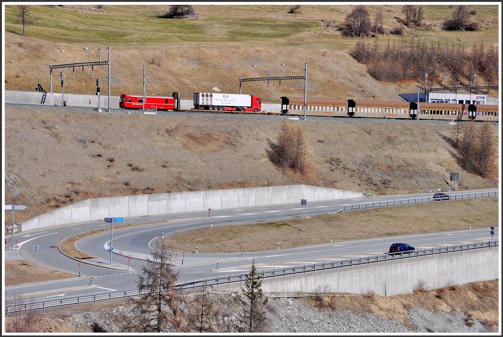 Zwei Sattelschlepper haben pro Zug Platz auf den offenen Wagen an der Zugspitze und am Zugende. Der Steuerwagen BDt 1741 ist auf der Nordseite eingereiht. Damit der Lastwagen entladen werden kann, muss der ganze Zug nach Entladen der PW`s zur Entladerampe vorziehen. (10.04.2015)