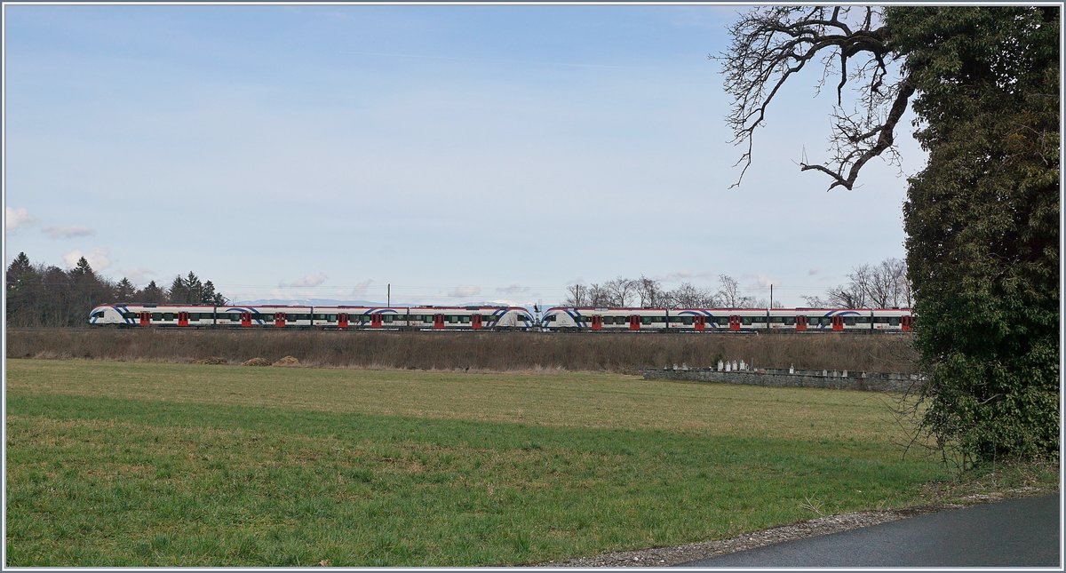 Zwei SBB CFF LEX RABe 522 auf der Fahrt von Annecy nach Coppet am Ende der bereits beschrieben Kehre bei St-Laurent, just beim Einfahrsignal (der Gegenrichtung) welches genau zwischen den beiden Zügen zu sehen ist. 

21. Februar 2020